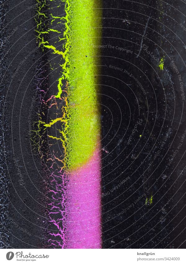 Detailaufnahme eines Graffiti neongrün und neonpink auf schwarzem Hintergrund neonfarbig Außenaufnahme Farbfoto Wand abstrakt Menschenleer Muster Farbe