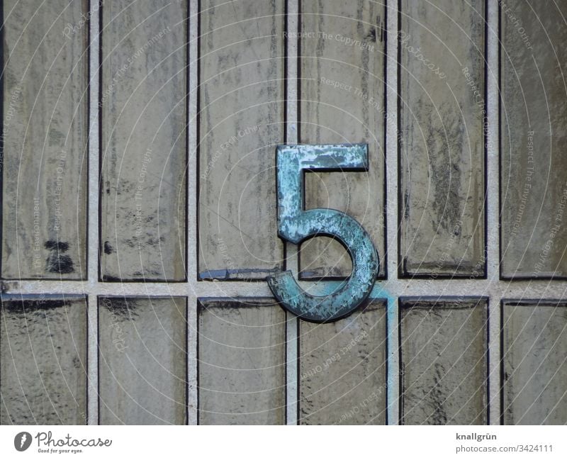 Schmiedeeiserne Hausnummer 5 auf grau-grün glasierten Klinker Riemchen Zahl klinker Ziffern & Zahlen Detailaufnahme Muster Wand Außenaufnahme Fassade