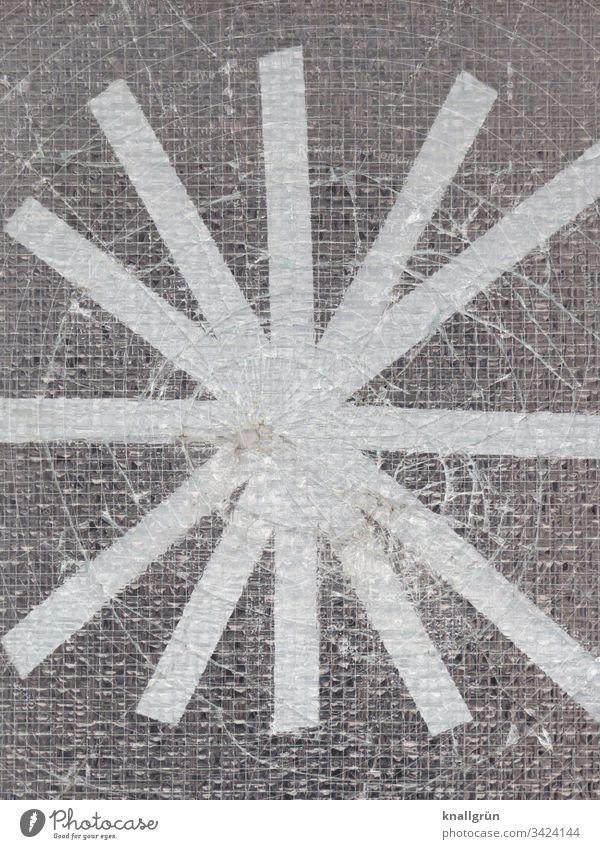 Loch in einer Drahtglasscheibe mit weißem Klebeband sternförmig abgeklebt Scheibe kaputt Stern Drahtglastür Muster Strukturen & Formen Nahaufnahme Außenaufnahme