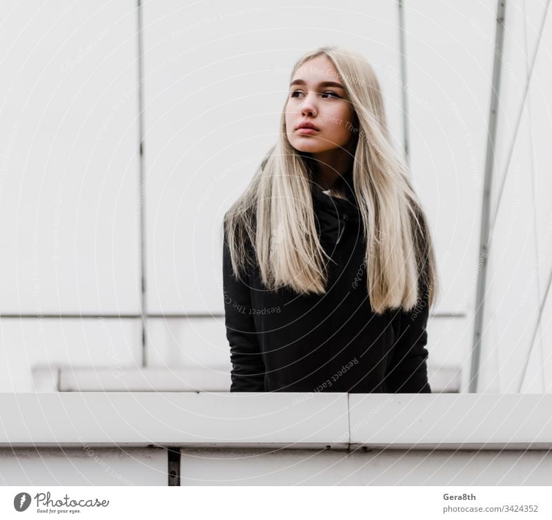junges Mädchen mit blonden Haaren und schwarzer Kleidung vor einem grauen Gebäude Erwachsener Architektur Herbst schwarze Kleidung blondes Haar Großstadt