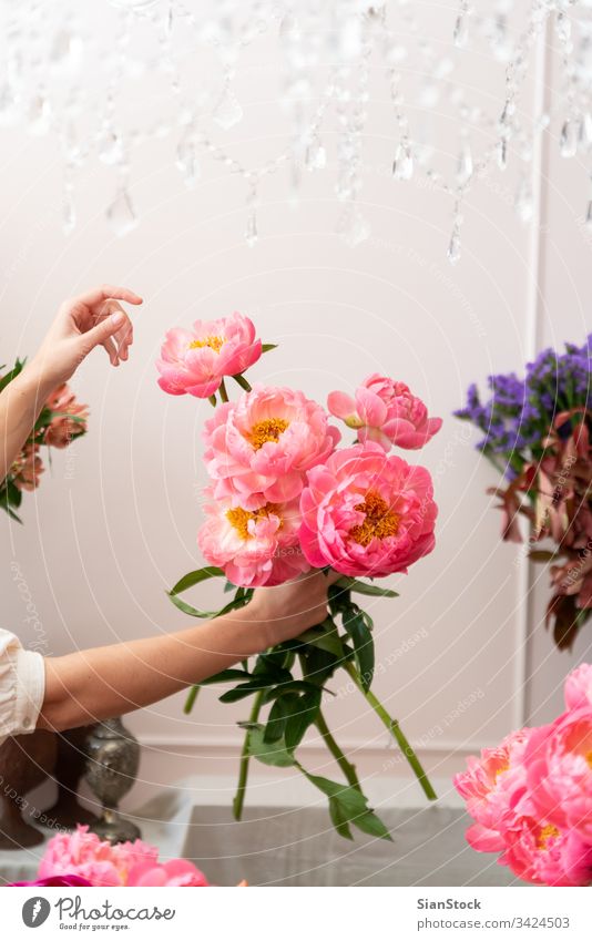 Schöne blonde Blumenhändlerin kreiert wunderbares Bouquet Eleganz Zusammensetzung weich elegant Dekor Internationaler FrauentagDelikat Hand Halt Frühling