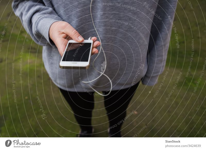 Junge Frau benutzt tragbare Technik beim Fitnesstraining Telefon zuschauen Mobile Sport rennen klug Technik & Technologie iphone Kopfhörer Übung App Training