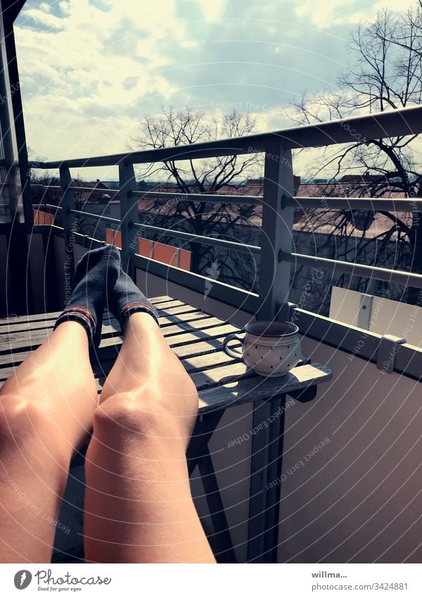 Feierabend - sich Sonnen auf dem Balkon Sonnenschein Kaffee Tasse Beine Tisch bräunen faulenzen ausruhen Pause bequem genießen nackte Beine Socken Kaffeepause