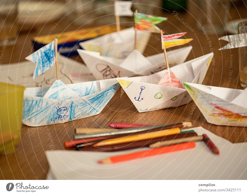 Gebastelte und von Kindern bemalte Papierschiffe Kindererziehung Kindergarten kita Basteln stiftebox Stifte malen zeichnen Kreativität kreativ zuhause bunt