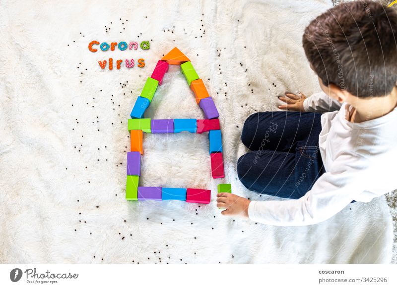 Kleines Kind spielt und versteht, was das Coronavirus ist Blöcke Kaukasier Kinder Großstadt Konzept begrenzt Einsperrung ansteckend Textfreiraum Korona COVID19