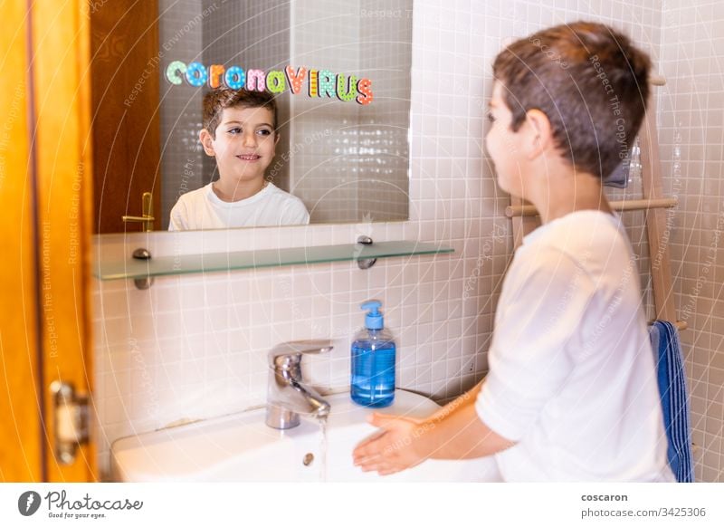 Kleines Kind beim Händewaschen. Coronavirus-Konzept. 2019-ncov Alkohol Bakterien Sauberkeit zurechtmachen Korona Corona-Virus covid-19 niedlich dreckig