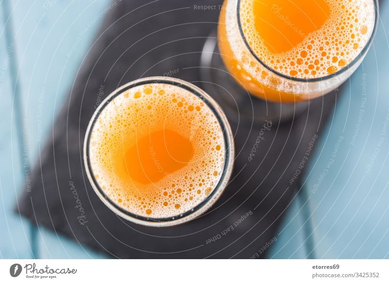 Bellini Champagner-Cocktail im Kristallglas. Ansicht von oben Alkohol Aprikose bellini Getränk Weinbrand Schaumblase klassisch lecker trinken frisch Frucht Glas