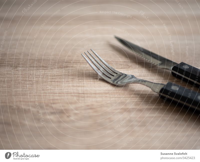 Gabel und Messer auf Holztisch Besteck Mittagessen Lebensmittel Mahlzeiten Küchengeräte