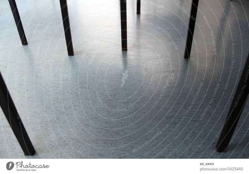 Tischbeine Fußboden warten Stuhlbein Struktur Muster linear Linie schwarz türkis Farbfoto Menschenleer Bodenbelag Tag Innenaufnahme Schatten braun Licht