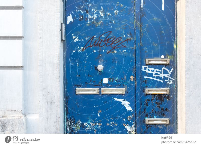 Bruxelles Style - Blaue Tür mit Briefkästen Eingang Brieflkasten grafitti Wand Tor Zeichen Ausgang Außenaufnahme Haus Mauer geschlossen alt Verfall