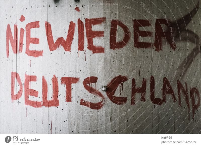 Parole an der Wand - Nie Wieder Deutschland Zeichen Ausgang Politik & Staat Kritik rot Schrift Zeichenketten Aussage Schriftzeichen Menschenleer Graffiti