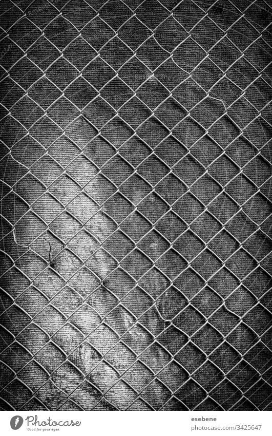 Metallgitter an der Wand Gitter Stahl alt Golfloch bügeln dunkel schwarz grau Muster Hintergrund texturiert retro Plakette Industrie heimwärts