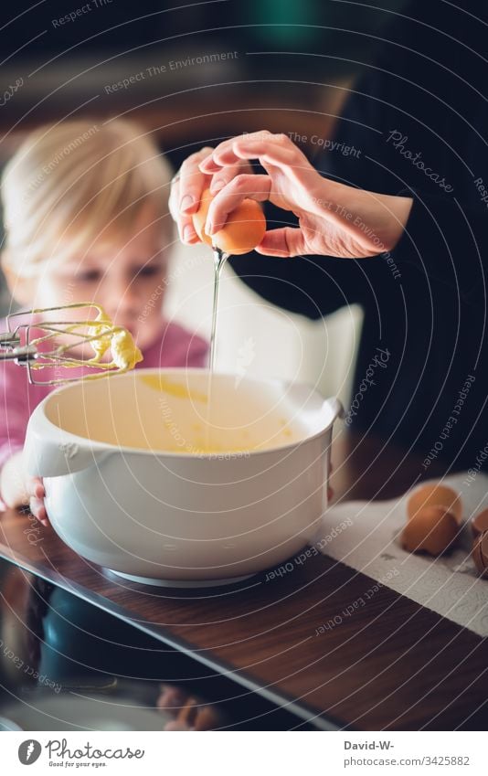 Kuchen backen Kind mit Mutter eier Kindererziehung aufmerksam zuschauen lernen Mädchen Kleinkind Kindheit Starke Tiefenschärfe Innenaufnahme Mensch Hand