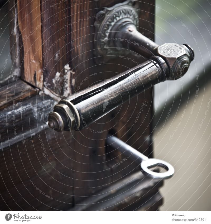 alte klinke Holz Glas Metall Autotür Griff Schlüssel Schloss verwittert geschlossen offen retro Farbfoto Außenaufnahme Detailaufnahme Menschenleer Tag