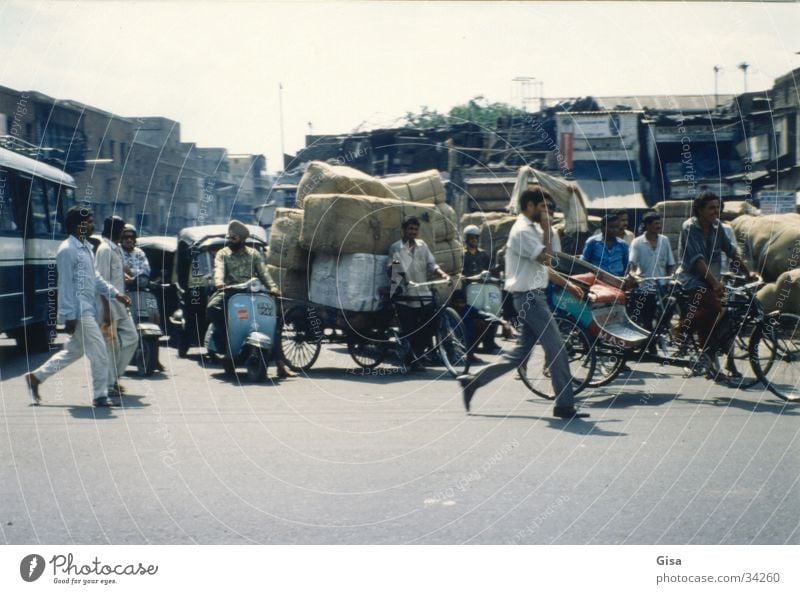 Strassenszene 1 Verkehr Indien Delhi chaotisch Fahrrad Krach Güterverkehr & Logistik Paket
