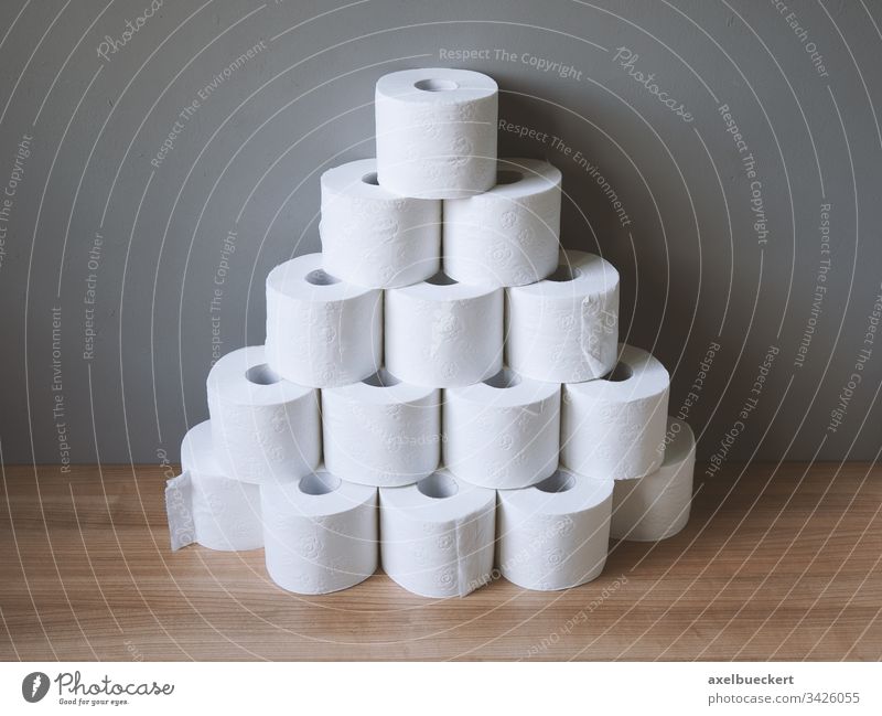 gestapelte und gehortete Toilettenpapierrollen Stapel horten viele Panikkäufe Hygiene Bad Vorrat Klo Körperpflege Engpass Korona Virus Coronavirus Krise sanitär