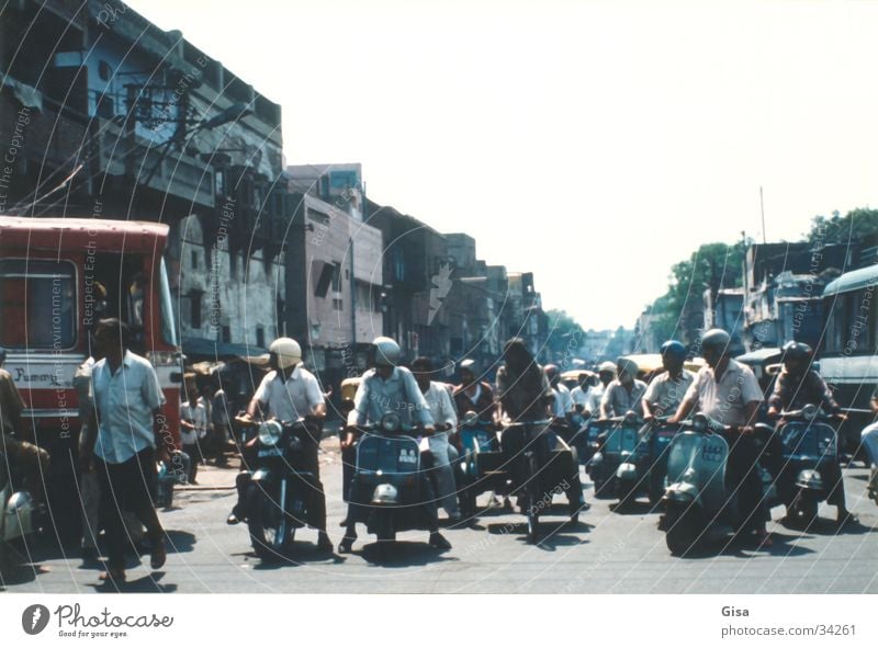 Strassenszene 2 Verkehr Indien Delhi Kleinmotorrad Verkehrsregel Helm nach rechts schauen