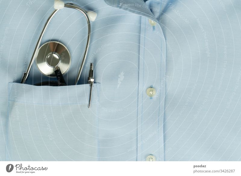 Gesundheitsfürsorge des globalen Virenausbruchs, Stethoskop in der Hemdtasche des Arztes Hintergrund blau Business Pflege prüfen Klinik klinisch Nahaufnahme