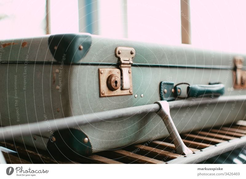 Vintage Reisekoffer Koffer Reisender alt retro Stil Dachgepäckträger