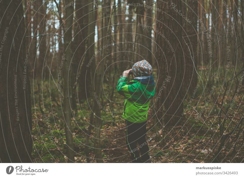 Junge mit Fernglas entdecken Entdecker Entdeckerfreude Entdeckertour Kindergarten Erfahrung Expedition Abenteuer abenteuerlust Kindheit