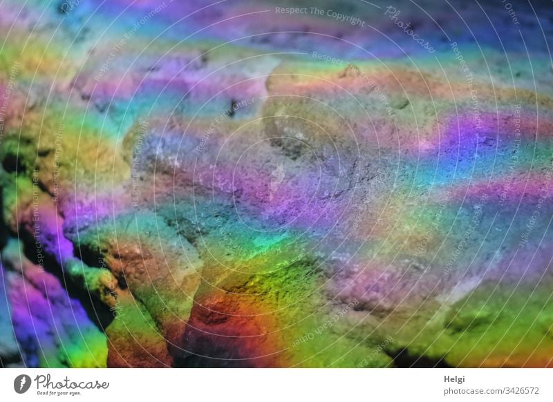durch Lichtbrechung entstandene Regenbogenfarben auf Felsen bunt Farbe Farbfoto mehrfarbig abstrakt Menschenleer Reflexion & Spiegelung leuchten Sonnenlicht