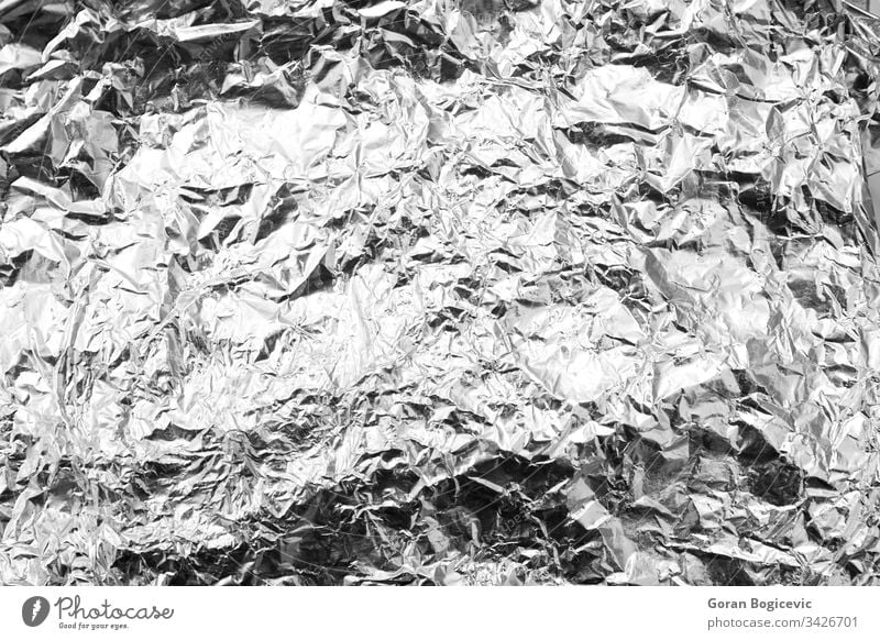 Nahaufnahme eines zerknitterten Aluminiumfolienbogens Silber grau glänzend knittern abstrakt Papier Textur Folie Hintergrund Legierung Glanz texturiert Schot