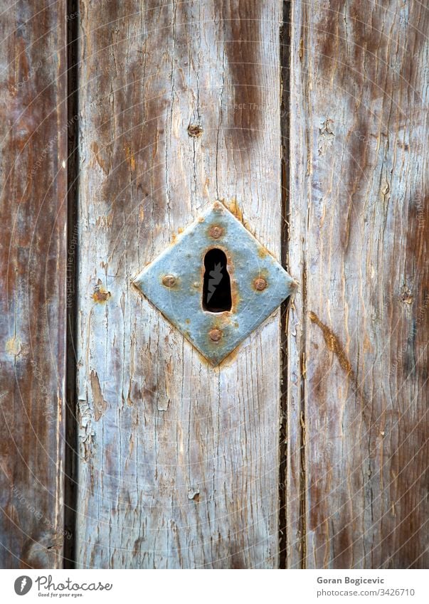 Altes Schlüsselloch Golfloch Sicherheit altehrwürdig Tür sicher Metall Antiquität rostig antik Holz hölzern metallisch heimwärts Textur Detailaufnahme kupfer