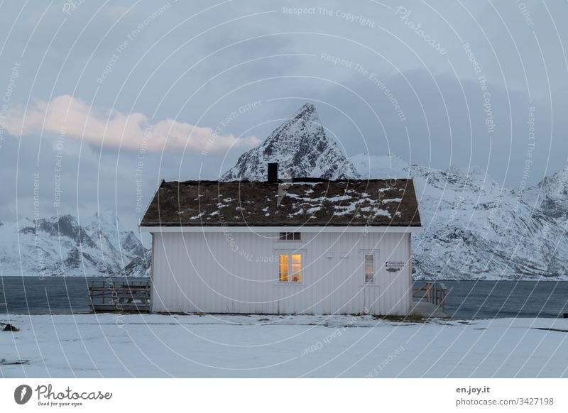 Kleines weißes Haus am Fjord vor schneebedeckten Bergen Sakrisoy Lofoten," Lofoten Inseln Reisefotografie Einfamilienhaus Idylle Ferienhaus Rorbuer Reinefjorden