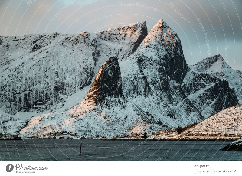 Fischerdorf am Fjord vor verschneitem Berg Sakrisoy Lofoten," Lofoten Inseln Reisefotografie Idylle Reinefjorden Wasser Tourismus Meereslandschaft