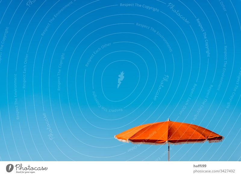 oranger Sonnenschirm mit blauen Himmel Blauer Himmel orange-rot Wolkenloser Himmel Minimalismus minimalistisch Sommer Strand Ferien & Urlaub & Reisen