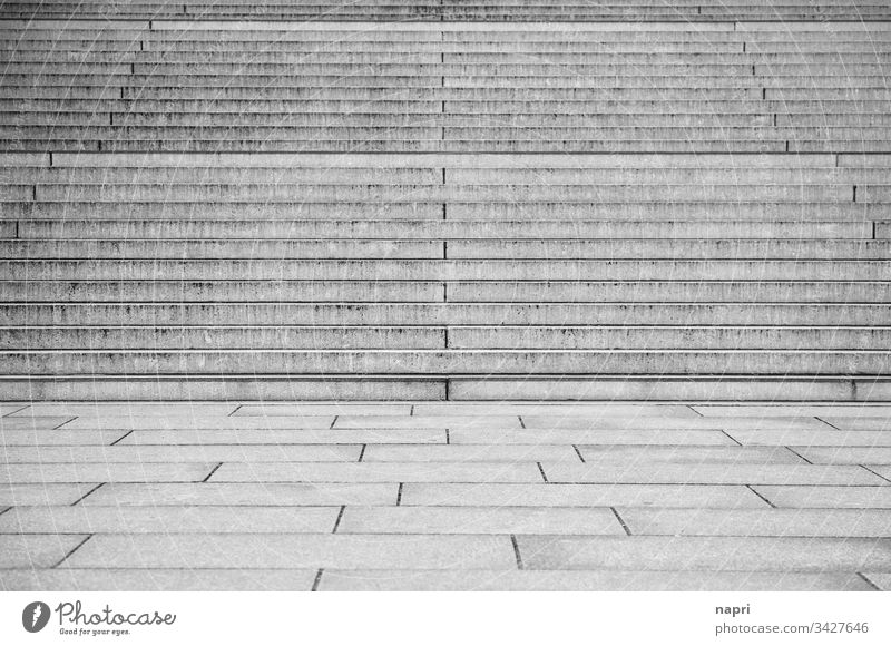 gestuft | Aufgang aus breiten Steinstufen, leerer Platz davor. Stufen Freitreppe nach oben Symmetrie Architektur Menschenleer Strukturen & Formen Stadt grau