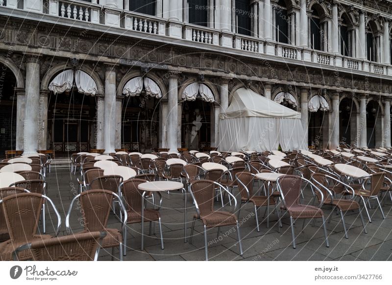 Corona thougths | leere Stühle auf dem Markusplatz in Venedig Italien Urlaub Urlaubsort stühle - outdoor außen Platz Café weitwinkel Arkaden Reise Tourismus