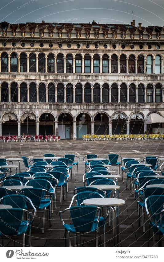 Corona thougths | leere Stühle auf dem Markusplatz in Venedig Italien Urlaub Urlaubsort stühle - outdoor außen Platz Café weitwinkel Arkaden Reise Tourismus