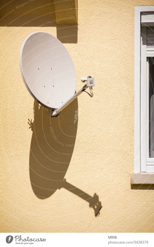Satellitenschüssel an Hauswand Empfang Übertragung Antenne Schüssel Satellitenempfang Funk Rundfunk Medium Nachrichten Unterhaltung Radio TV Technologie