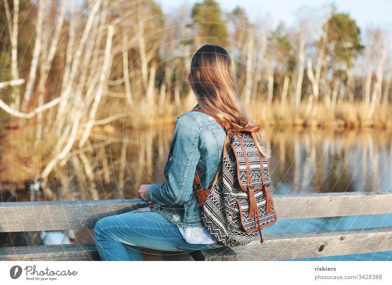 Waldkind portrait Mädchen wandern sitzen entspannen beobachten Natur See Frühling lange Haare frei