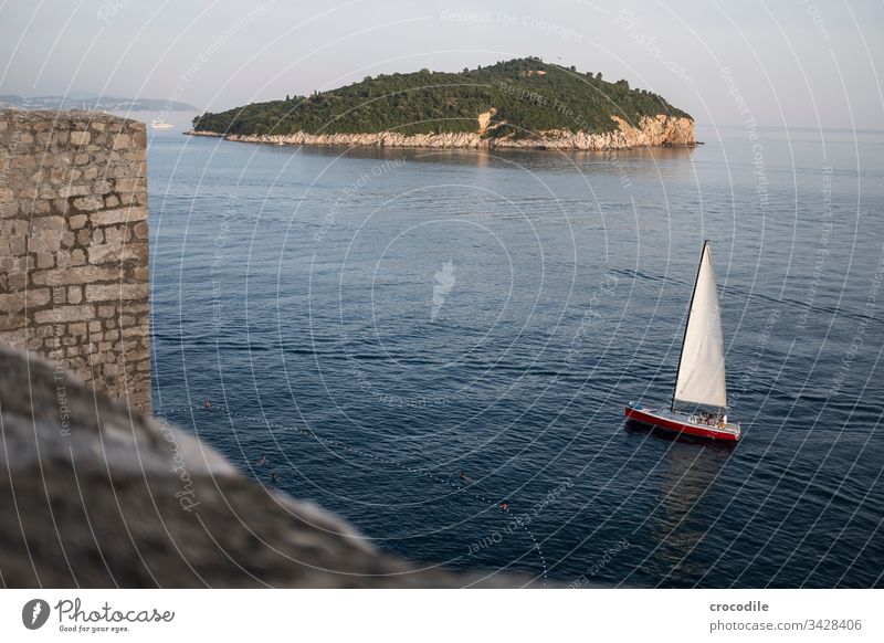 Dubrovnik Altstadt Segelboot Segeln Kroatien Tourismus Stadt Mauer Festung Meer Küste Weltkulturerbe Häuser mediterran Insel