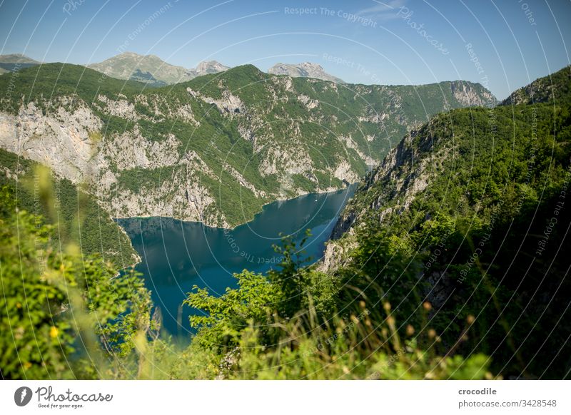 Piva See Aussichtspunkt Stausee Montenegro Berge u. Gebirge Wald Panorama (Aussicht) Unschärfe Schönes Wetter Blauer Himmel klares Wasser klarer See Trinkwasser