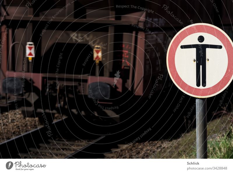 Verbotsschild Ikarus darf die Gleise nicht zu dicht überfliegen! Schild Schienen Zug Symbol verboten Gefahr gesperrt Achtung Berteten verboten Ikon