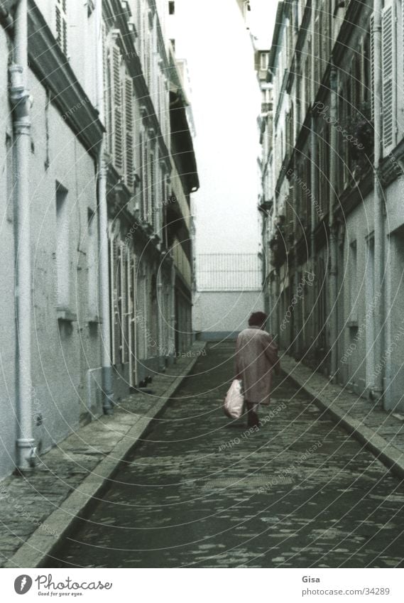 Eine alte Frau in Paris Einsamkeit Sackgasse Stadt Ende Wege & Pfade Straße Tod