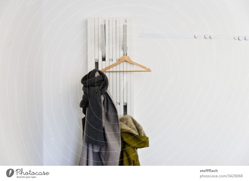 Design Garderobe Büro weißer Hintergrund weiße wand Menschenleer Wand Innenaufnahme Holz Farbfoto modern Detailaufnahme kleiderbügel mantel magnetwand