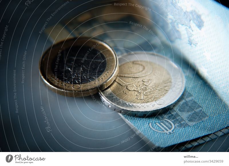 Euromünzen und ein Geldschein Münzen Geldmünzen Kapitalwirtschaft Bargeld sparen Einkommen Reichtum Wirtschaft bezahlen Haushaltsplan Vermögen Investition