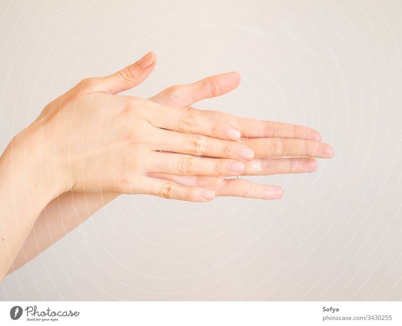 Reinigung der Hände von Frauen mit Desinfektionsmittel-Gel Wäsche waschen Reinigen COVID19 Handgel Lotion Sahne Coronavirus Schönheit Hygiene Personal