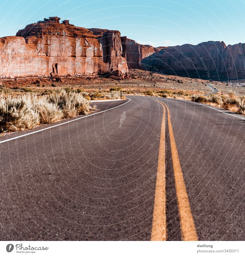 Straße im Arches Nationalpark Expedition Klimawandel Utah Formation Bogenbrücke strahlend hell Westen Wärme Arches National Park Urlaubsort Weitwinkel Dürre Tag