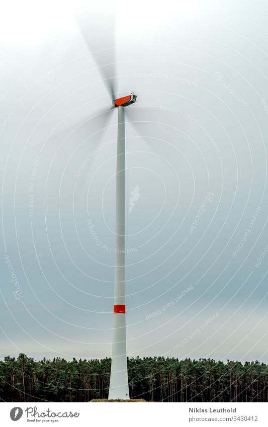 Drehendes Windrad Windkraftanlage Energiewirtschaft Erneuerbare Energie Umwelt Umweltschutz Bewegungsunschärfe Drehung drehen Bewegungsenergie Himmel Wolken