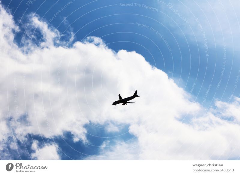 Annähernde Flugzeug-Silhouette Ebene sich[Akk] nähernd Landen Krise Air Transport Business Himmel Hintergrund Wolken Fluggerät Düsenflugzeug blau Fliege Handel