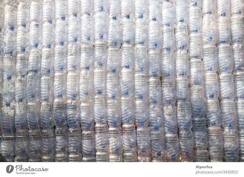 Klimawandel | Zutaten III Plastik PET Flasche pet Wasser Wand Mineralwasser Plastikmüll Plastikteppich Detailaufnahme Klimaschutz Umweltverschmutzung