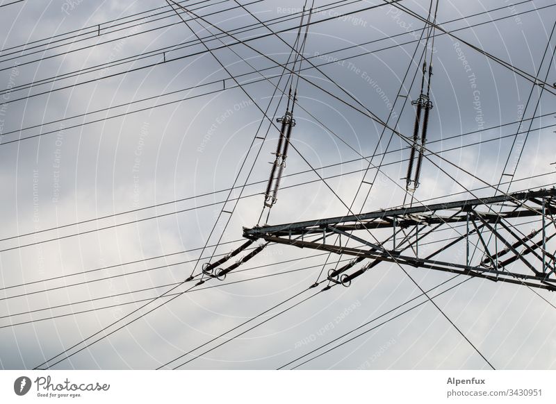 Seilschaft | komplizierte Situation Strommast Himmel Elektrizität Leitung Hochspannungsleitung Technik & Technologie Kabel Energiewirtschaft Energiekrise Wolken