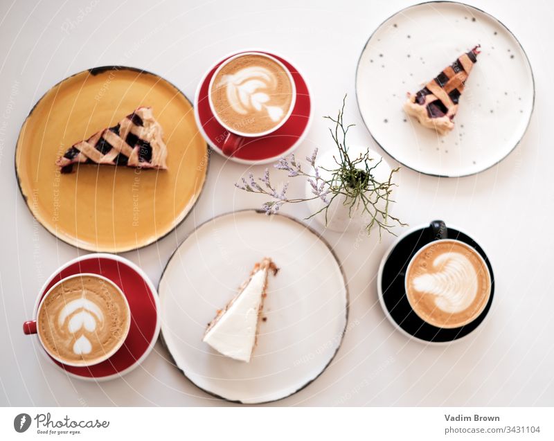 Dessert mit Kaffee weiß Café Kaffeetasse Pasteten Kaffeepause Kaffeehaus