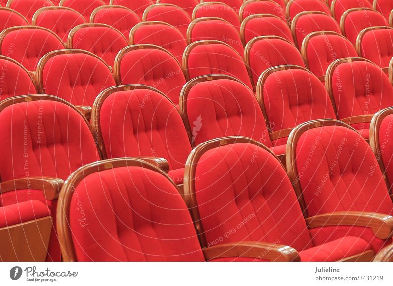 Hintergrund der roten theatralischen roten Stühle Stuhl Theater Innenbereich Sitz leer Künste Leistung niemand Reihe Schauplatz Aula im Innenbereich Armlehne