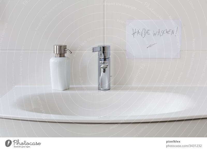 Hände waschen! Waschbecken Becken Seifenspender Flüssigseife Zettel Hinweis Händewaschen Hygiene Sauberkeit Reinheit rein Gesundheit Körperpflege infizieren